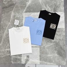 Loewe罗意威新款丝光棉T恤.胸前品牌标志性Anagram刺绣LOGO,采用仿钩针工艺,立体感拉满,低调中自带辨识度。 Loewe罗意威新款丝光棉T恤.胸前品牌标志性Anagram刺绣LOGO,采用仿钩针工艺,立体感拉满,低调中自带辨识度。