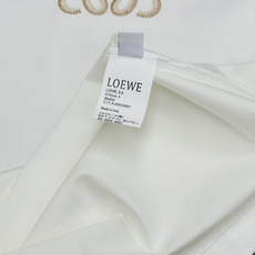 Loewe罗意威新款丝光棉T恤.胸前品牌标志性Anagram刺绣LOGO,采用仿钩针工艺,立体感拉满,低调中自带辨识度。 Loewe罗意威新款丝光棉T恤.胸前品牌标志性Anagram刺绣LOGO,采用仿钩针工艺,立体感拉满,低调中自带辨识度。