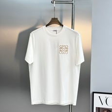 Loewe罗意威新款丝光棉T恤.胸前品牌标志性Anagram刺绣LOGO,采用仿钩针工艺,立体感拉满,低调中自带辨识度。 Loewe罗意威新款丝光棉T恤.胸前品牌标志性Anagram刺绣LOGO,采用仿钩针工艺,立体感拉满,低调中自带辨识度。