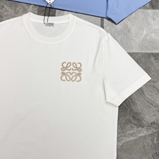 Loewe罗意威新款丝光棉T恤.胸前品牌标志性Anagram刺绣LOGO,采用仿钩针工艺,立体感拉满,低调中自带辨识度。 Loewe罗意威新款丝光棉T恤.胸前品牌标志性Anagram刺绣LOGO,采用仿钩针工艺,立体感拉满,低调中自带辨识度。