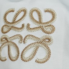 Loewe罗意威新款丝光棉T恤.胸前品牌标志性Anagram刺绣LOGO,采用仿钩针工艺,立体感拉满,低调中自带辨识度。 Loewe罗意威新款丝光棉T恤.胸前品牌标志性Anagram刺绣LOGO,采用仿钩针工艺,立体感拉满,低调中自带辨识度。