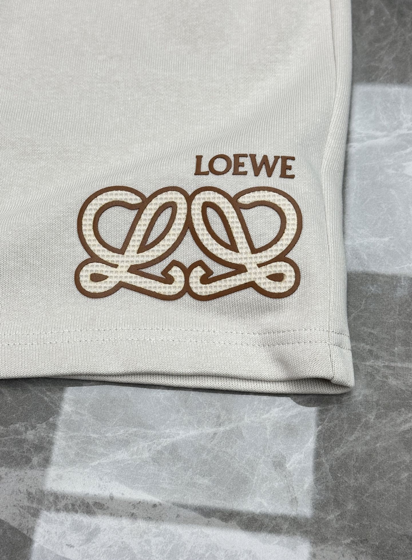 LOEWE罗意威新款复古休闲短裤🩳男女同款❤️采用柔软棉质面料，穿着超舒适透气，夏天必备！宽松五分裤版型+抽绳松紧腰，适