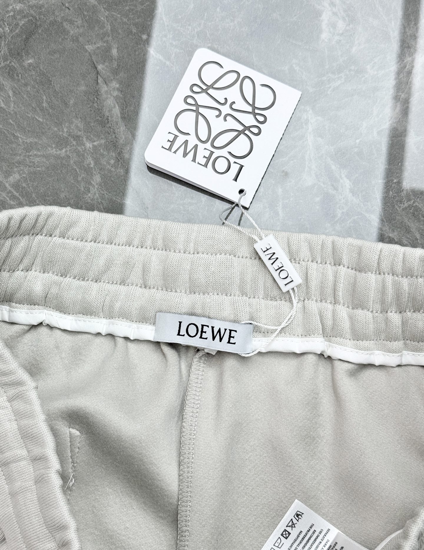 LOEWE罗意威新款复古休闲短裤🩳男女同款❤️采用柔软棉质面料，穿着超舒适透气，夏天必备！宽松五分裤版型+抽绳松紧腰，适