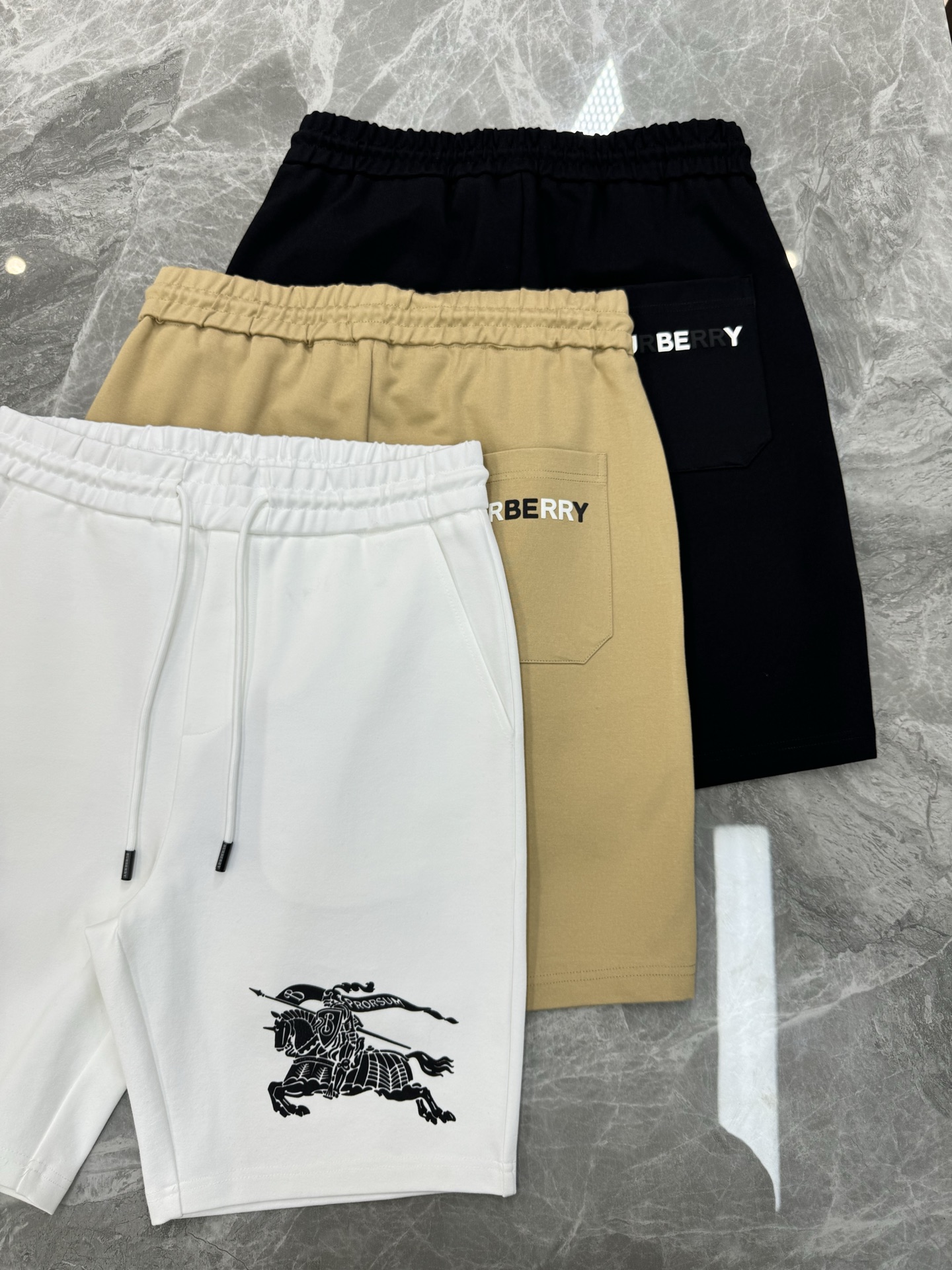 NO:866276,BBR* Burberry five-point casual shorts. The same style for men and women. The classic war horse print on the front of the leg has a strong visual impact and fashion sense!  Imported high-end nylon fabric. It feels comfortable and breathable. The original hardware is full of texture. It has a strong sense of luxury!  The overall vision is simple but not monotonous. Full of high-end feeling!  The three-dimensional cutting technology is not picky!  All three standards!  Color Black. White. Khaki. Size M-3XL/29-36 (S and 4XL can be customized!)/140 catties. Recommended L,, burberry, shorts,19860909BBR*巴宝莉五分休闲短裤.男女同款腿前经典战马印花视觉冲击力时尚感强！进口高端锦棉面料.手感舒适透气.原厂五金质感满满.高级感强！整体视觉简单而不单调.满满高级感！立体裁剪工艺版型不挑人！三标齐！颜色黑色.白色.卡其.码数M-3XL/29-36（S和4XL可定做！）/140斤建议L,,burberry,shorts,,Men's clothing