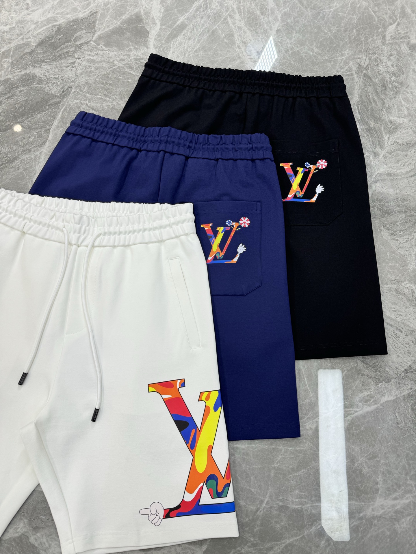 NO:866287,Donkey Brand*Louis Vuitton's new couple's style shorts. Official website synchronized!  The high-density nylon cotton is full, soft and skin-friendly, with no body concerns. The comfort of this design is unparalleled ~ seamless craftsmanship on both sides. The classic LV flower-shaped heat transfer shape is three-dimensional and beautiful. It is a perfect combination of wear and style. It has a loose fit. It is very comfortable to wear alone with a jacket in all seasons. A handsome style that can be worn every day!  !  !  Color Black. White. Dark Blue. Blue Code Number M-3XL/29-36 (S and 4XL can be customized)/145 pounds recommended L,, louis vuitton, louis vuitton, louis vuitton, shorts, jackets & coats,19860909驴牌*路易威登新款情侣款五分短裤.官网同步！高密度锦棉质饱满柔软亲肤,无身材顾虑 此种设计的舒适感是无与伦比的～两侧无缝工艺.经典lv花型烫画造型立体好看.穿搭完美结合的打CALL.宽松版型.四季单穿搭配外套非常舒适的一件.每天都能穿的帅炸款式！！！颜色黑色.白色.深蓝.蓝码数M-3XL/29-36（S和4XL可订做）/145斤建议L,,louis vuitton,louis vuitton,louis vuitton,shorts,jackets & coats,,Men's clothing