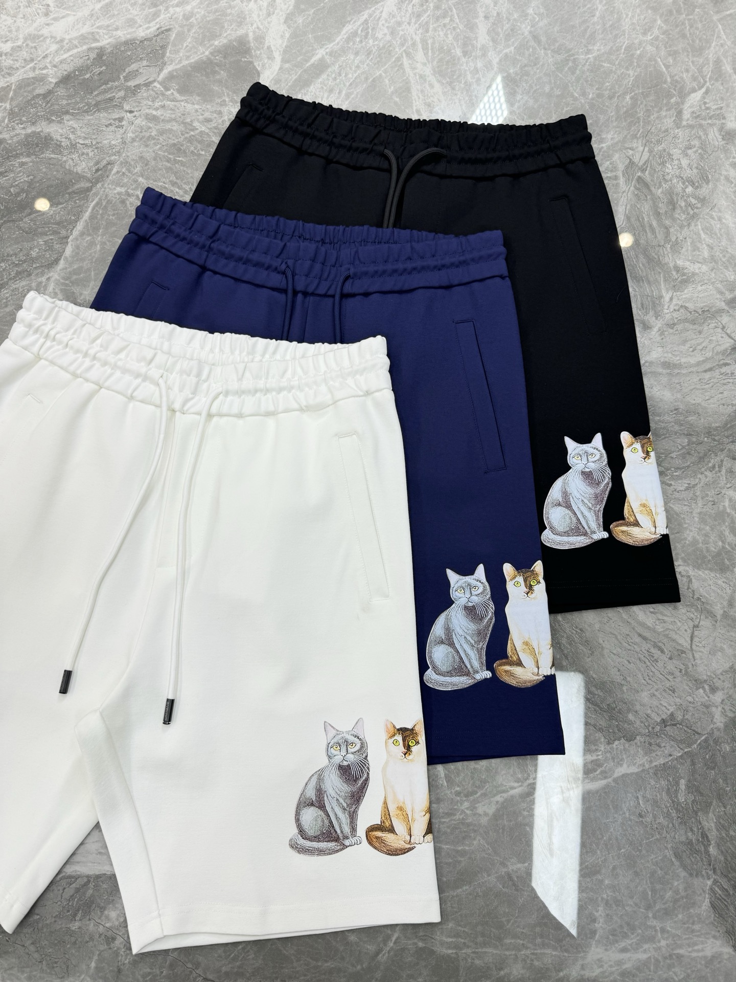 NO:866238,Givench*Givenchy's new three-quarter shorts. The cat on the chest and the small signature Givenchy logo are processed by high-temperature heat transfer. It is made of high-end nylon fabric. It is a metal wire fabric. It has anti-wrinkle and wear-resistant properties. It is moisture-absorbent and breathable!  High-end and quality!  Soft and comfortable after soaking in water!  !  The drawstring can be used to adjust the elasticity of your body to create a natural and slim fit, making you energetic and youthful!  !  The upper body of the pants is particularly slim and tolerant. It has all three standards. It is comfortable and soft. It is wide and stylish!  Color black. White. Dark blue. Size M-3XL (S and 4XL can be customized)/145 catties. Recommend L,,givenchy,givenchy,shorts,19860909Givench*纪梵希新款五分短裤.胸前猫咪和小号签名式Givenchy logo高温烫画工艺. 采用高端锦棉面料.属于金属丝面料.具有防皱耐磨特性.吸湿和透气性！高档有质感！ 水冼后柔软舒适！！抽绳松紧调节自然修身得体,活力青春！！其裤上身特别修整身型,包容性强.三标齐.舒适柔软.挺阔有型！颜色黑色.白色.深蓝.码数M-3XL（S和4XL可定做）/145斤建议L,,givenchy,givenchy,shorts,,Men's clothing