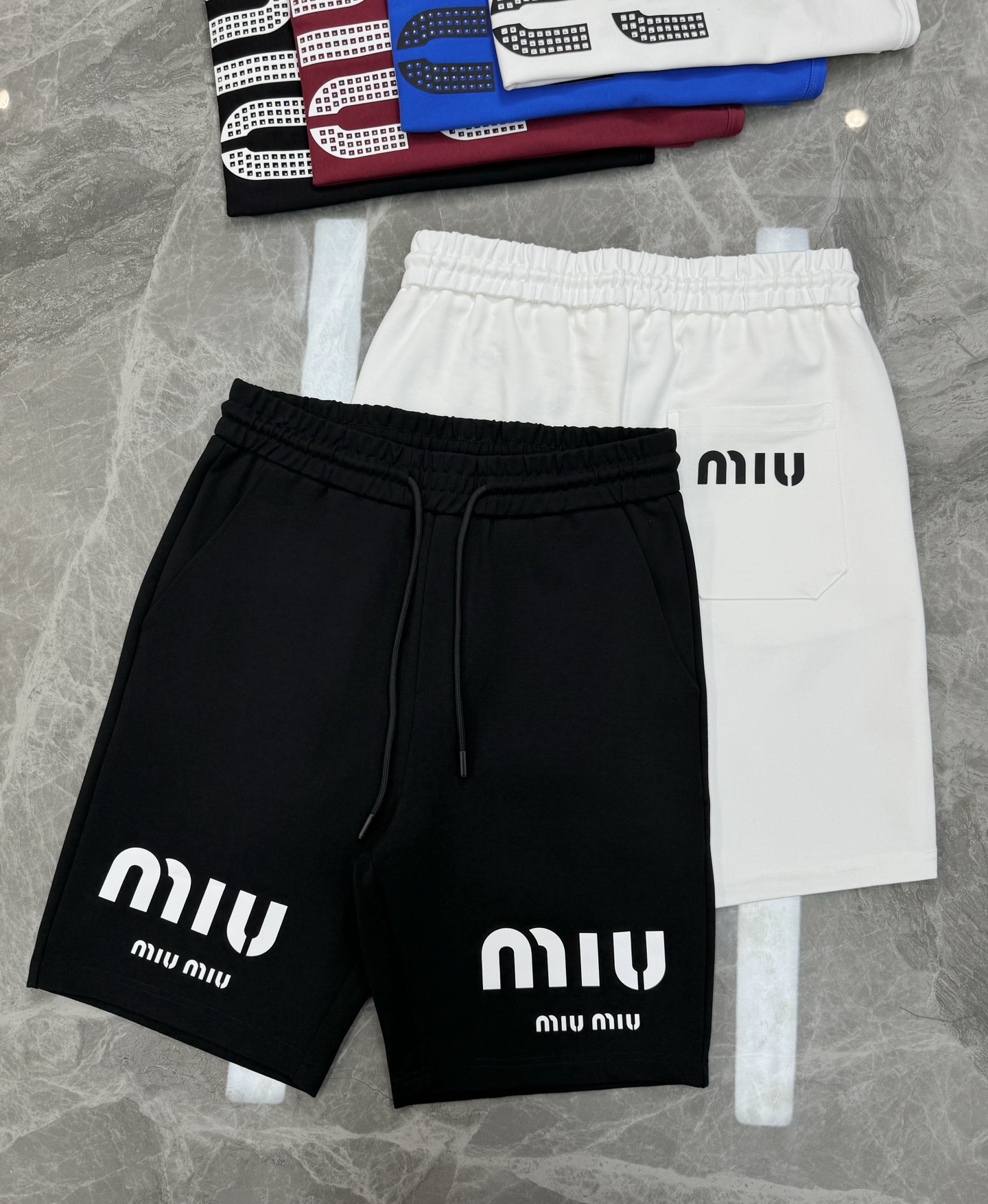 NO:866248,Miu miu's new spring and summer shorts can be paired with suits!  The shape of the brand letters directs the brand image. A very good-looking basic series!  Made of high-end nylon fabric. It is a metal wire fabric. It has anti-wrinkle and wear-resistant properties. It is moisture-absorbent and breathable!  High-end and quality!  Soft and comfortable after soaking in water!  !  The drawstring can be used to adjust the elasticity of your body to create a natural and slim fit, making you energetic and youthful!  !  The upper body of the pants is particularly slim and tolerant. It has all three standards. It is comfortable and soft. It is wide and stylish!  Color Black. White. Size M-3XL/28-36 (S and 4XL can be customized)/140 catties. Recommend L,,miumiu,shorts,19860909Miu miu春夏新款五分短裤可搭配套装！品牌字母造型直接品牌形象.非常好看的基础款系列！采用高端锦棉面料.属于金属丝面料.具有防皱耐磨特性.吸湿和透气性！高档有质感！ 水冼后柔软舒适！！抽绳松紧调节自然修身得体,活力青春！！其裤上身特别修整身型,包容性强.三标齐.舒适柔软.挺阔有型！颜色黑色.白色.码数M-3XL/28-36（S和4XL可定做）/140斤建议L,,miumiu,shorts,,Men's clothing