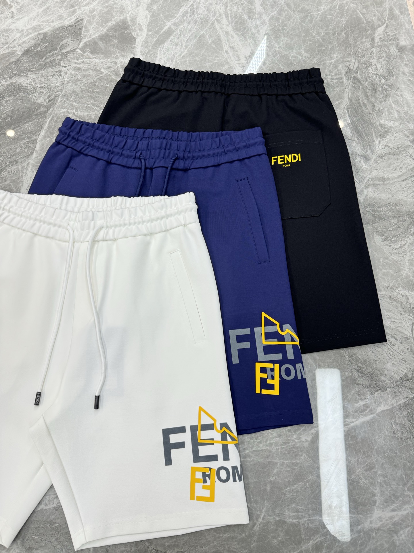 NO:866272,FENDI Fendi's new spring and summer three-quarter shorts. New seamless technology on both sides. 3D printing technology, classic brand letter logo. It feels delicate to the touch, has a very three-dimensional feel, and has a tactile texture effect with excellent effect. The fabric is high-density nylon and cotton fabric. It is crisp and stylish. Super comfortable!  A must-have item for summer!  All three standards!  Color black. White. Dark blue. Size M-3XL/29-36 (S and 4XL can be customized)/145 catties. Recommended L,, fendi, fendi, shorts,19860909FENDI芬迪迪春夏新款五分短裤.新款两侧无缝工艺.采用3D印花工艺,经典品牌字母标识.触摸手感细腻,极具立体感,触感肌理效果,效果极佳,面料高密锦棉面料.挺括有型.超级舒适！夏季必备单品！三标齐！颜色黑色.白色.深蓝.码数M-3XL/29-36（S和4XL可订做）/145斤建议L,,fendi,fendi,shorts,,Men's clothing