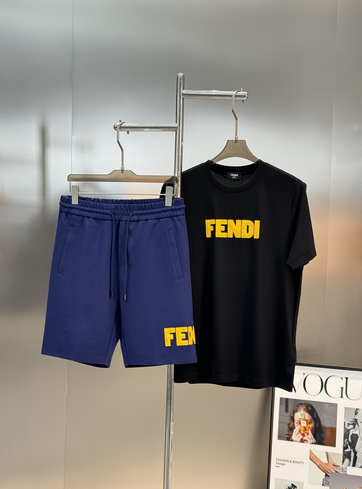 NO:866282,FENDI Fendi's new summer shorts!  Fendi's classic logo is reshaped, and it's a street light luxury pair online. The sideways perfect DIOR three-dimensional letters bursting print design perfectly enriches everyone's visual sense!  Fashionable and good-looking!  The regular fit works great!  And it’s super breathable!  A must-have item in a man's wardrobe. All three standards. High-end brocade cotton air-layer fabric. Comfortable and soft. Very wide and stylish!  Color white. Black. Dark blue. Size M-3XL/29-36 (S and 4Xl can be customized)/140 catties. Recommended L, dior, fendi, fendi, shorts,19860909FENDI芬迪夏季新款五分短裤！芬迪经典标识重塑,街头轻奢双在线.侧身完美DIOR立体字母爆裂感印花设计,完美的丰富大家的视觉感！时尚又好看！常规版型效果超赞！而且透气性能超强！男士衣橱里必备的单品.三标齐.高端锦棉空气层面料.舒适柔软.挺阔有型！颜色白色.黑色.深蓝.码数M-3XL/29-36（S和4Xl可订做）/140斤建议L,,dior,fendi,fendi,shorts,,Men's clothing