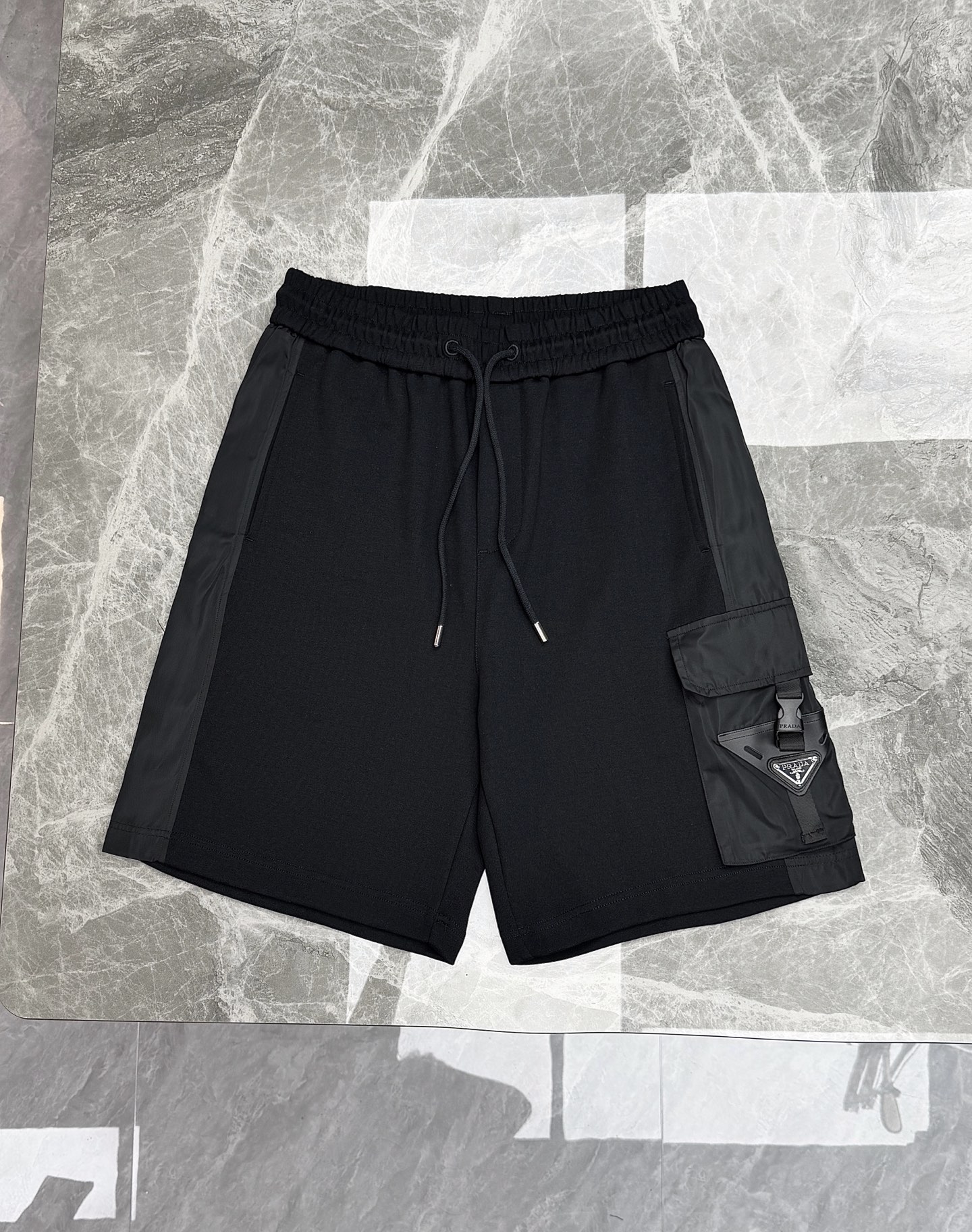 NO:866302,Prada nylon work style shorts for men and women are lightweight and durable. The main color is black + the triangular logo pocket is super recognizable!  The drawstring elastic waist makes it comfortable and practical to wear. It can be easily worn in daily casual or outdoor work wear. The design is both fashionable and functional. It looks great with sports shoes or sandals, and can easily create a trendy look!  All three standards!  European size S-XL (/145 pounds recommended M),, prada, prada, sandals, sneakers, shorts,19860909Prada普拉达尼龙工装风短裤男女同款轻便耐用,黑色主调+三角徽标口袋超有辨识度！抽绳松紧腰,穿着舒适又实用,日常休闲或户外都能轻松驾驭工装风设计兼具时尚与功能性,搭配运动鞋或凉鞋都很出彩,轻松打造潮流造型！三标齐！欧码S-XL（/145斤建议M）,,prada,prada,sandals,sneakers,shorts,,Men's clothing