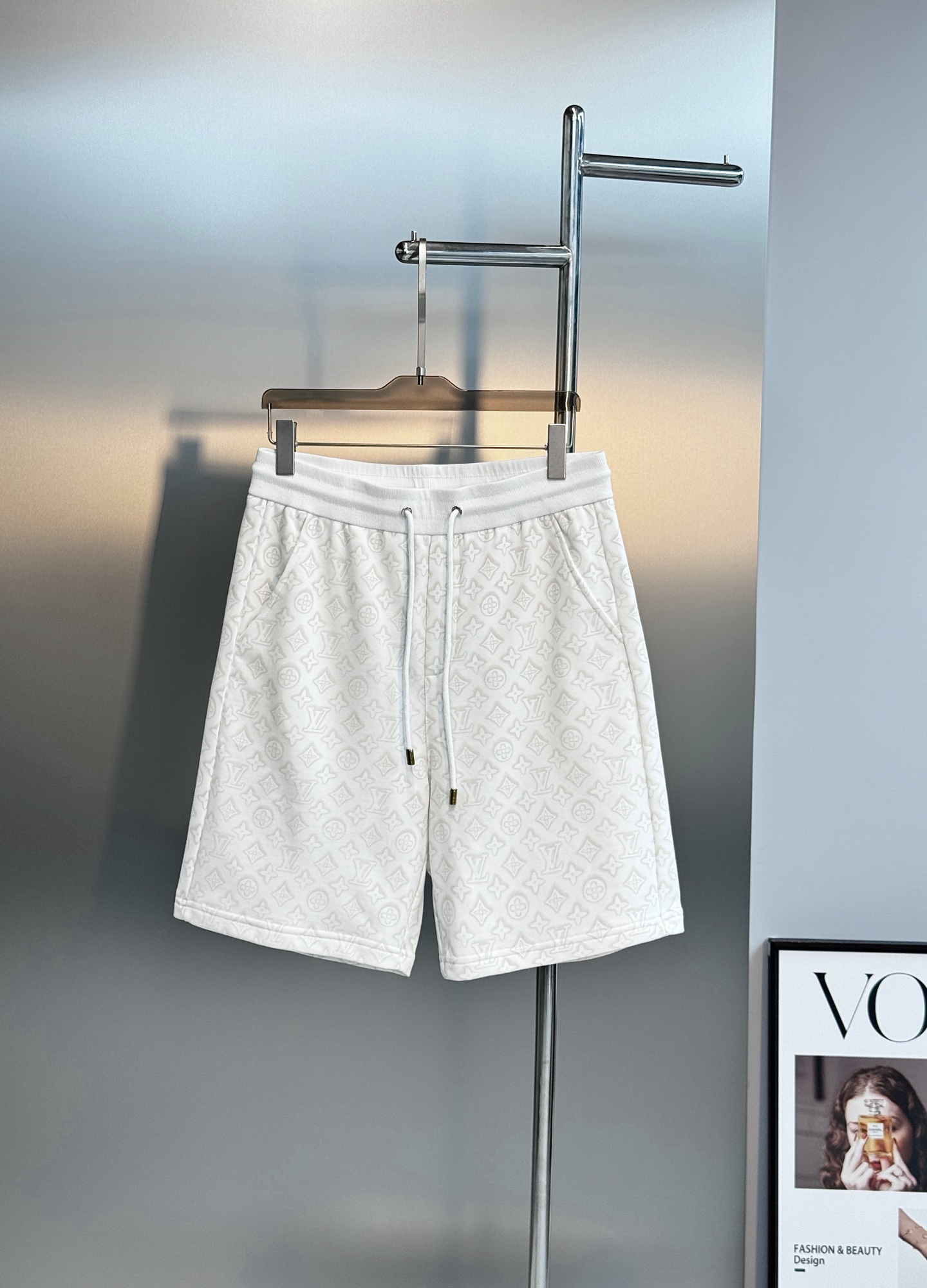 NO:866333,Donkey Brand*Louis Vuitton's new trendy brand shorts. The same style for men and women, with a low-key and luxurious feel. The full-length dark pattern Monogram embossed craftsmanship hides brand recognition in simple white, and the light luxury style does not need to be flamboyant. The high-count skin-friendly fabrics are selected, draped and breathable, and the elastic drawstring waist is both comfortable and neat. High-end summer wear  The first choice for casual wear. The classic old flowers are hidden in the texture, and the matte embossed dark patterns weaken the exaggeration, showing restrained luxury. The loose five-quarter pants shape the leg shape, which can be used for daily commuting and street travel, and can easily create an effortless top-notch outfit. Size M-3XL (/140 pounds recommended L), Louis  vuitton,louis vuitton,shorts,19860909驴牌*路易威登新款潮牌短裤.男女同款低调奢感拉满,满幅暗纹Monogram浮雕工艺,于简约白色中暗藏品牌辨识度,轻奢格调无需张扬.甄选高支亲肤面料,垂顺透气,松紧抽绳腰头兼顾舒适与利落,夏日高阶休闲穿搭首选.把经典老花藏进肌理,哑光浮雕暗纹弱化浮夸感,尽显内敛奢华.宽松五分裤型修饰腿型,日常通勤、街头出行皆可驾驭,轻松打造不费力的顶流穿搭质感.码数M-3XL（/140斤建议L）,,louis vuitton,louis vuitton,shorts,,Men's clothing