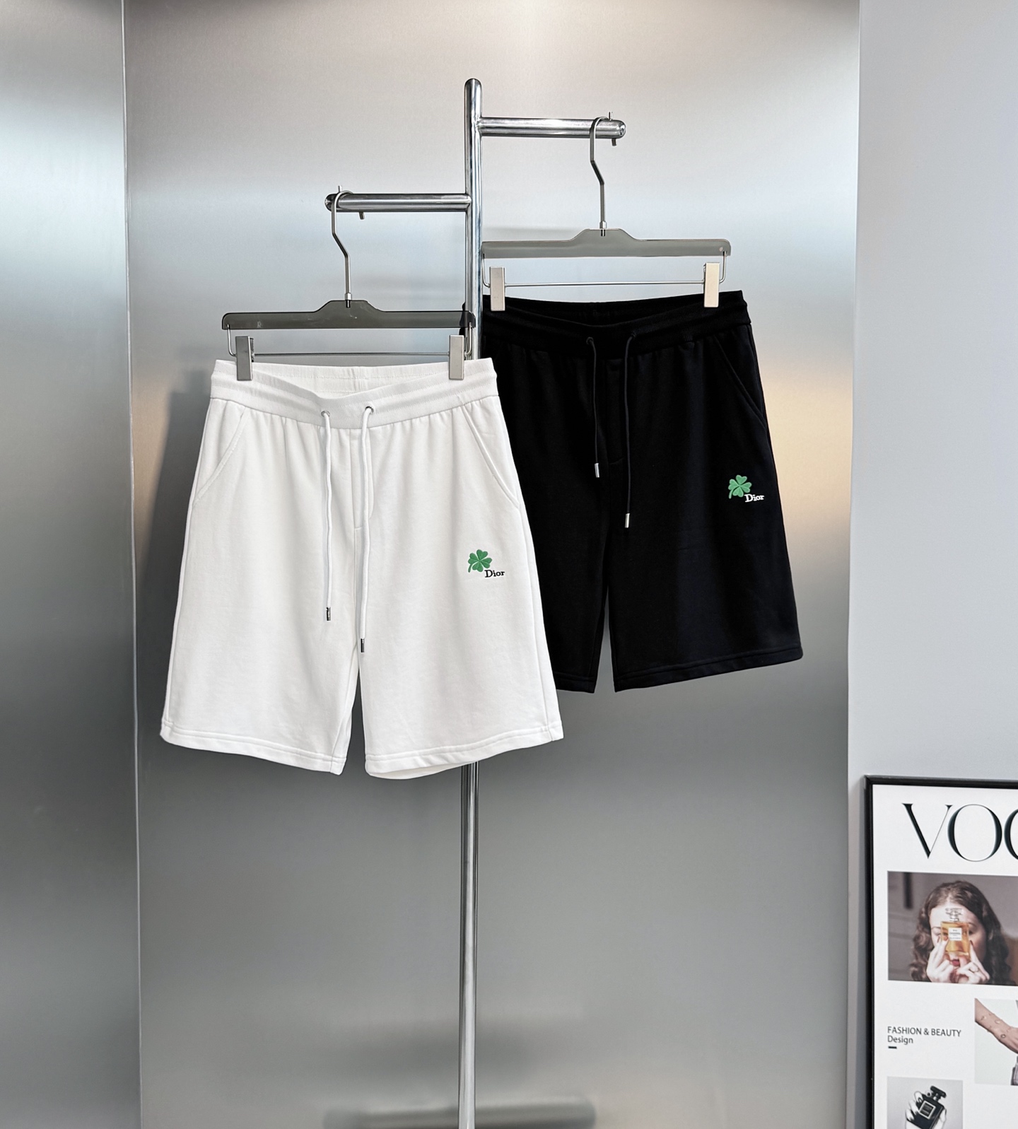 NO:866344,Dior Dior four-leaf clover embroidered shorts are available in black and white for men and women. They are made of pure cotton and are soft and comfortable. They are super refreshing to wear in summer!  Four-leaf clover embroidery on the trouser legs + brand logo, perfect details. The drawstring elastic waist is suitable for all kinds of body shapes. The loose version allows for freedom of movement and is OK for daily leisure or sports. The four-leaf clover symbolizes luck, is fashionable and meaningful, and is one of the classic elements of Dior. Size M-3XL (L is recommended for /140 pounds),, dior, dior, shorts,19860909Dior迪奥四叶草刺绣短裤男女同款黑色&白色可选,纯棉材质柔软舒适,夏天穿超清爽！裤腿四叶草刺绣+品牌标识,细节满分.抽绳松紧腰,适合各种身材,宽松版型活动自如,日常休闲或运动都OK～四叶草象征幸运,时髦又有意义,是Dior经典元素之一.码数M-3XL（/140斤建议L）,,dior,dior,shorts,,Men's clothing