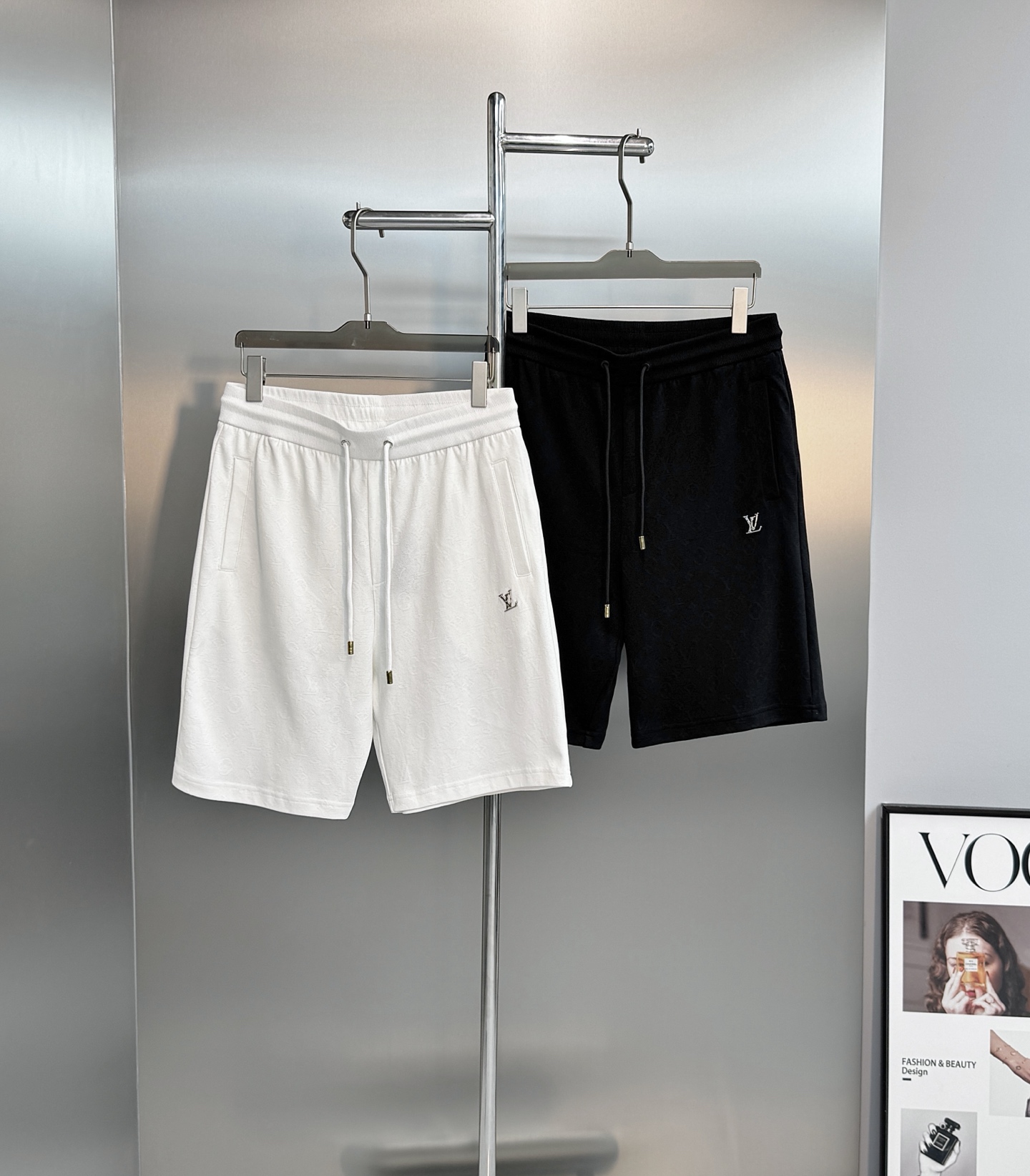 NO:866356,Donkey brand*Louis Vuitton trendy brand five-point shorts are the same style for men and women, black and white solid color dark pattern casual shorts, made of high-quality cotton fabric with jacquard dark pattern technology. Soft and skin-friendly, excellent breathability, super comfortable to wear in summer!  Simple solid color. Brand LV metal logo below the pocket. Low-key and recognizable elastic waist + drawstring design, suitable for all body types, comfortable to wear. Five-quarter length pants, easy to control for daily, sports, and vacation, versatile. Size M-3XL (/140 pounds recommended L),, louis vuitton, louis vuitton, louis vuitton, shorts,19860909驴牌*路易威登潮牌五分短裤男女同款黑白纯色暗花纹休闲短裤,采用高品质棉质面料,提花暗纹工艺.柔软亲肤,透气性超棒,夏天穿超舒服！简约纯色.口袋下方品牌Lv金属标识.低调又有辨识度松紧腰+抽绳设计,适合各种身材,穿着自在.五分裤长度,日常、运动、度假都能轻松驾驭,百搭不挑人.码数M-3XL（/140斤建议L）,,louis vuitton,louis vuitton,louis vuitton,shorts,,Men's clothing