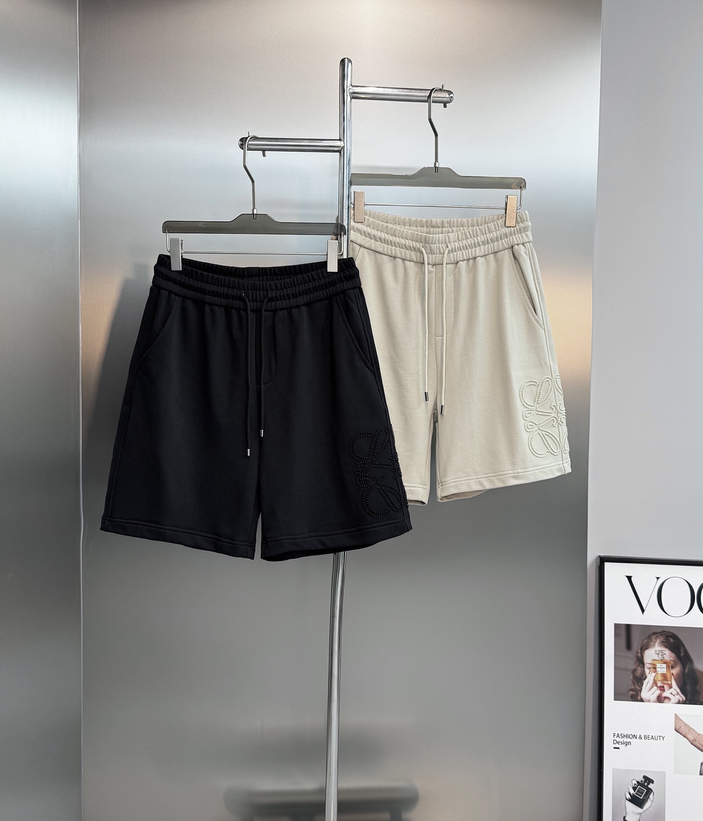NO:866313,LOEWE fashion brand shorts. The original single is recommended for men and women!  Made of high-quality wool coil fabric. Soft and skin-friendly, super comfortable to wear!  Anagram embossed design on the front, perfect brand recognition, exquisite details, full of craftsmanship and elastic waistband, suitable for all body types, off-white & black are versatile, easy to match with shirts, sweaters or knitted vests, can be worn in college style or casual style, perfect for daily outings and light sports!  All three standards!  Color beige. Black. European size S-XL (/145 pounds recommended M),, loewe, loewe, hoodie, sweatshirts, shorts, shirts,19860909LOEWE罗意威潮牌短裤.原单推荐男女同款！采用高品质毛线圈面料.柔软亲肤,穿着超舒适！正面Anagram浮雕设计,品牌辨识度满分,细节精致,工艺感十足抽绳松紧腰,适合各种身材,米白&黑色百搭,轻松搭配衬衫、卫衣或针织背心,学院风or休闲风都能驾驭,日常出街、轻运动都很OK！三标齐！颜色米色.黑色.欧码S-XL（/145斤建议M）,,loewe,loewe,hoodie,sweatshirts,shorts,shirts,,Men's clothing