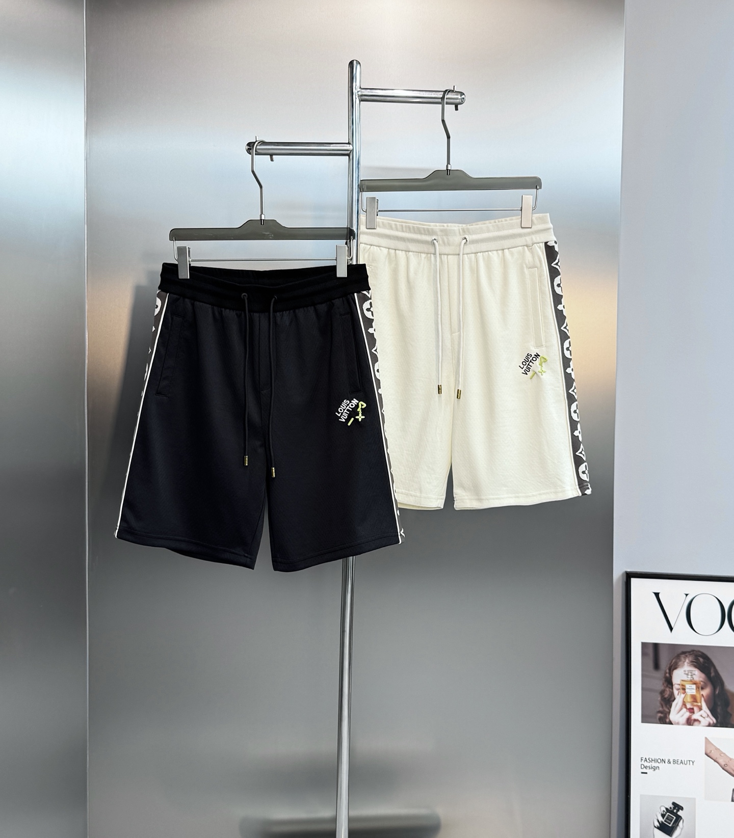 NO:866366,LV Monogram sports shorts. Black for men and women. Main color off-white + black Monogram webbing. Highly recognizable!  High-quality blended fabric, hollow design. Soft and breathable, OK for daily use or sports. The drawstring elastic waist is comfortable and practical. The LV embroidery + yellow bee in the lower left corner is super cute. It is both fashionable and functional. Pair it with the same series of tops or casual shoes, and you can easily get high-end sports style!  Color off-white. Black. Size M-3XL (/140 pounds recommended L),, louis vuitton, shorts,19860909LV Monogram运动短裤.男女同款黑色.米白色主色+黑色Monogram织带.辨识度超高！高品质混纺面料,镂空设计.柔软透气,日常或运动都OK抽绳松紧腰,舒适又实用,左下角LV刺绣+黄色小蜜蜂超可爱.时尚与功能兼备,搭配同系列上衣或休闲鞋,轻松get高端运动风！颜色米白.黑色.码数M-3XL（/140斤建议L）,,louis vuitton,shorts,,Men's clothing