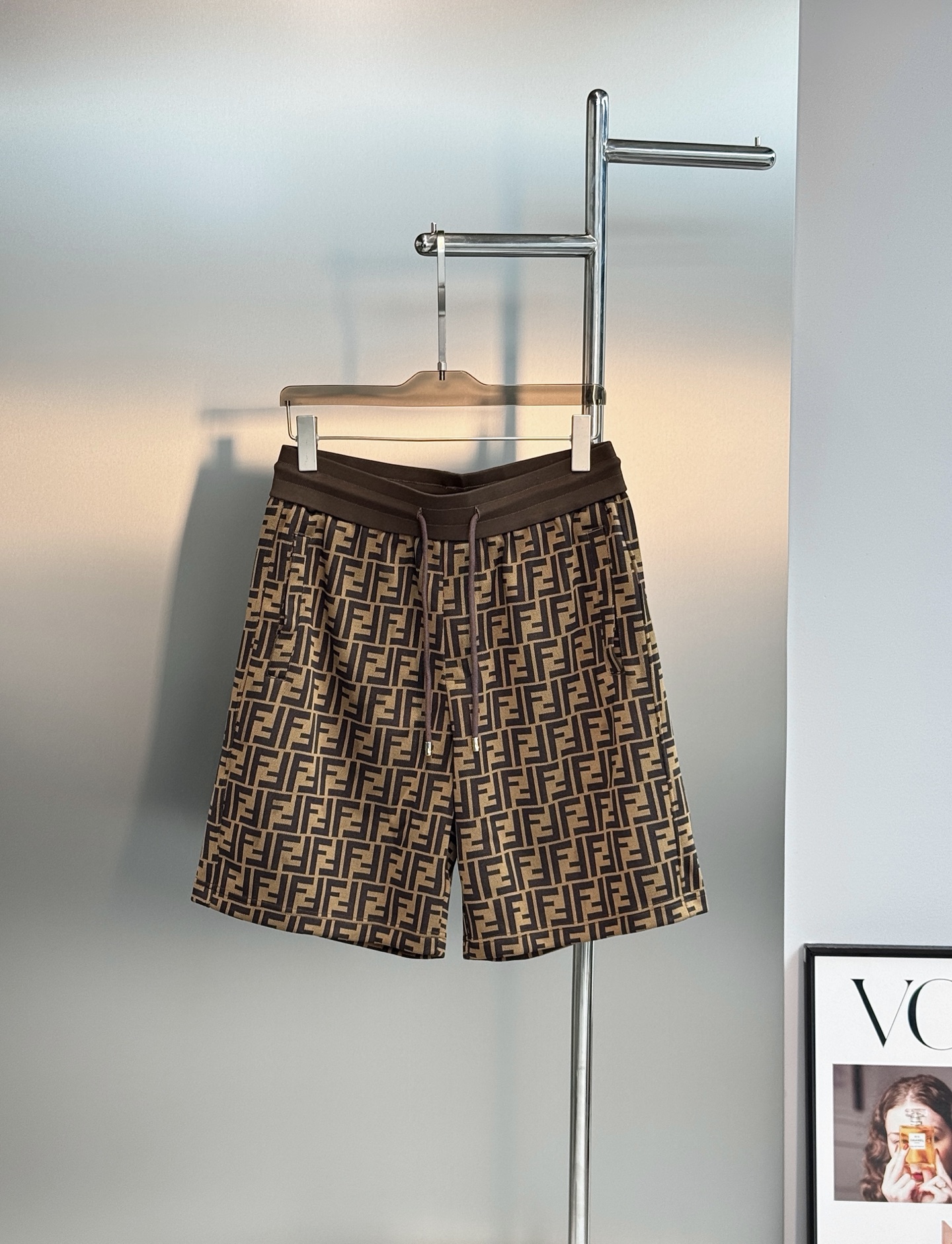NO:866322,Fendi FF presbyopic shorts, the original order recommends the same style for men and women!  The classic double F pattern has high brand recognition!  High-quality cotton blended fabric, soft and breathable, super comfortable to wear in spring and summer ~ Loose straight fit + elastic waist drawstring, suitable for all body types, comfortable and practical. The FF presbyopic design is fashionable and versatile. It can be easily used for daily leisure and vacation. It looks great with T-shirts or shirts, and you can easily get a high-end look!  All three standards!  European size S-XL (/145 pounds recommended M), fendi, shorts, shirts, tees, t-shirt,19860909Fendi FF老花短裤,原单推荐男女同款！经典双F图案,品牌辨识度超高！高品质棉混纺面料,柔软透气,春夏穿超舒服～宽松直筒版型+松紧腰抽绳,适合各种身材,舒适又实用FF老花设计时尚百搭,日常休闲、度假都能轻松驾驭,搭配T恤或衬衫都很出彩,轻松get高级感穿搭！三标齐！欧码S-XL（/145斤建议M）,,fendi,shorts,shirts,tees，t-shirt,,Men's clothing