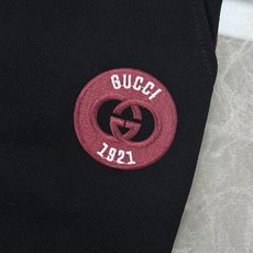 承袭意式奢雅格调,Gucci经典织带五分短裤重磅上新!甄选高垂感天丝混纺面料,上身自带冰爽凉感,透气不闷 承袭意式奢雅格调,Gucci经典织带五分短裤重磅上新!甄选高垂感天丝混纺面料,上身自带冰爽凉感,透气不闷