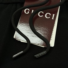 承袭意式奢雅格调,Gucci经典织带五分短裤重磅上新!甄选高垂感天丝混纺面料,上身自带冰爽凉感,透气不闷 承袭意式奢雅格调,Gucci经典织带五分短裤重磅上新!甄选高垂感天丝混纺面料,上身自带冰爽凉感,透气不闷