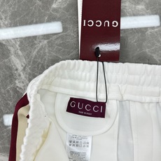 承袭意式奢雅格调,Gucci经典织带五分短裤重磅上新!甄选高垂感天丝混纺面料,上身自带冰爽凉感,透气不闷 承袭意式奢雅格调,Gucci经典织带五分短裤重磅上新!甄选高垂感天丝混纺面料,上身自带冰爽凉感,透气不闷