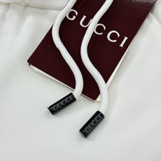 承袭意式奢雅格调,Gucci经典织带五分短裤重磅上新!甄选高垂感天丝混纺面料,上身自带冰爽凉感,透气不闷 承袭意式奢雅格调,Gucci经典织带五分短裤重磅上新!甄选高垂感天丝混纺面料,上身自带冰爽凉感,透气不闷