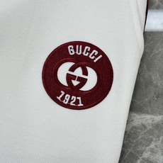 承袭意式奢雅格调,Gucci经典织带五分短裤重磅上新!甄选高垂感天丝混纺面料,上身自带冰爽凉感,透气不闷 承袭意式奢雅格调,Gucci经典织带五分短裤重磅上新!甄选高垂感天丝混纺面料,上身自带冰爽凉感,透气不闷