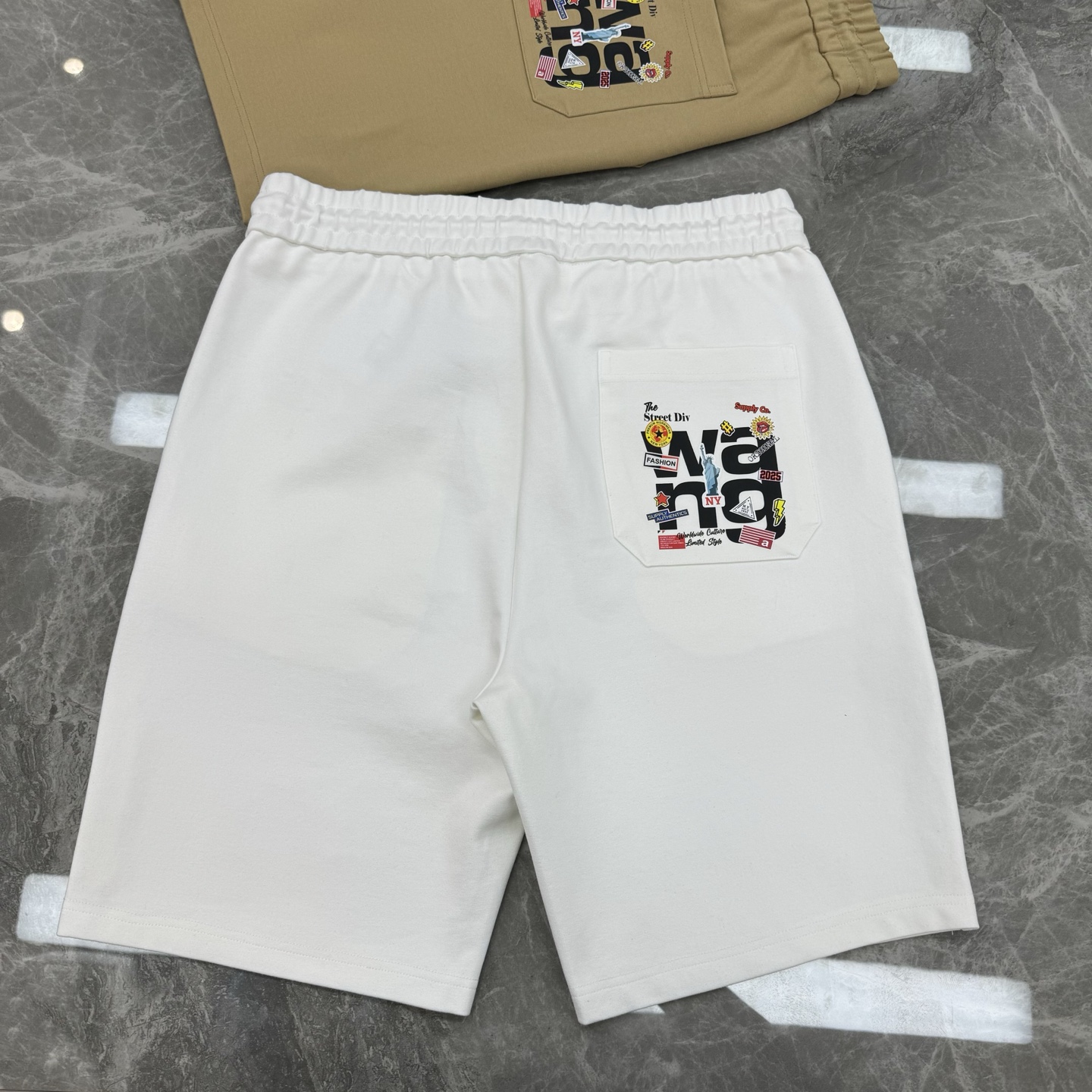 街头高街风刚需单品｜Alexander Wang夏季锦棉五分短裤🩳甄选高支锦棉混纺面料，触感软糯亲肤，透