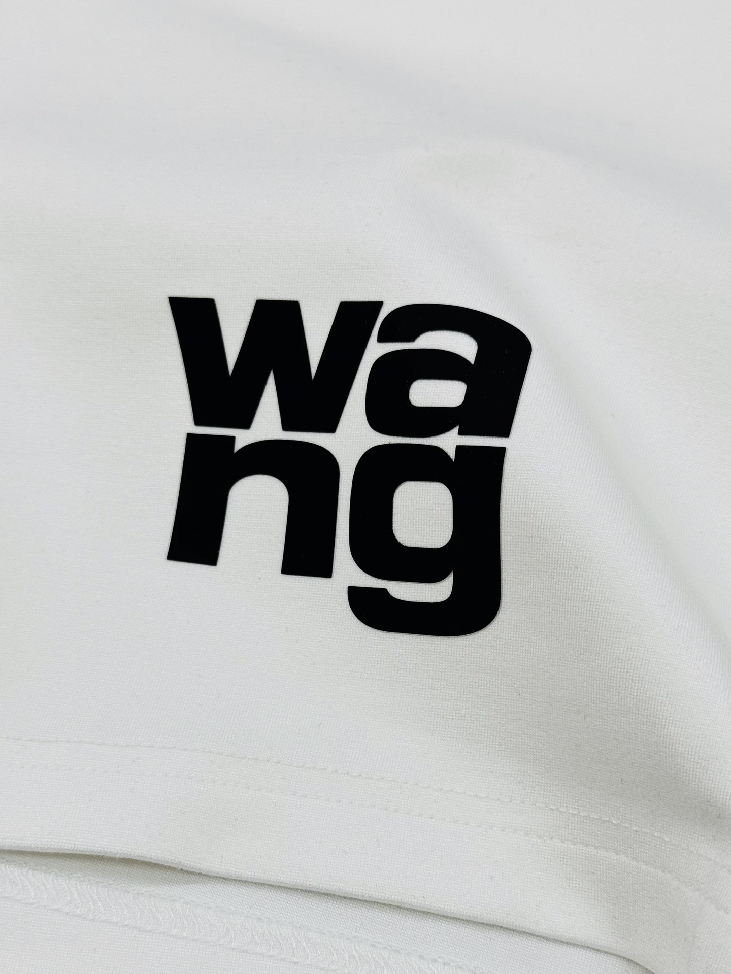 街头高街风刚需单品｜Alexander Wang夏季锦棉五分短裤🩳甄选高支锦棉混纺面料，触感软糯亲肤，透