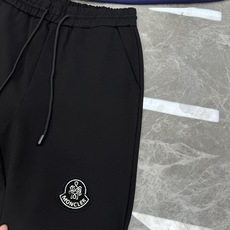 承袭阿尔卑斯奢雅格调,Moncler蒙口夏季锦棉休闲短裤重磅上新🆕甄选高定锦棉混纺面料,触感细腻软糯,自 承袭阿尔卑斯奢雅格调,Moncler蒙口夏季锦棉休闲短裤重磅上新🆕甄选高定锦棉混纺面料,触感细腻软糯,自