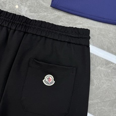 承袭阿尔卑斯奢雅格调,Moncler蒙口夏季锦棉休闲短裤重磅上新🆕甄选高定锦棉混纺面料,触感细腻软糯,自 承袭阿尔卑斯奢雅格调,Moncler蒙口夏季锦棉休闲短裤重磅上新🆕甄选高定锦棉混纺面料,触感细腻软糯,自