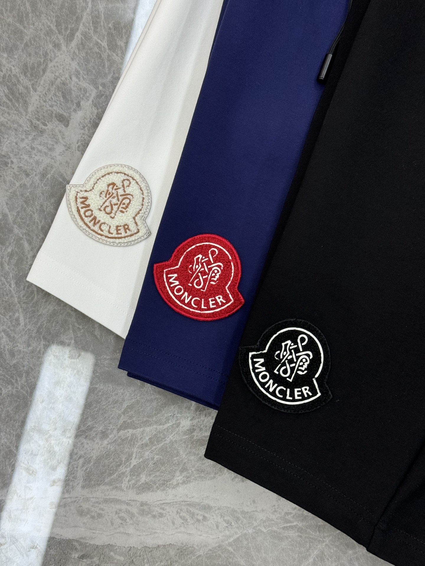 承袭阿尔卑斯奢雅格调，Moncler蒙口夏季锦棉休闲短裤重磅上新🆕甄选高定锦棉混纺面料，触感细腻软糯，自