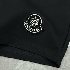 承袭阿尔卑斯奢雅格调,Moncler蒙口夏季锦棉休闲短裤重磅上新🆕甄选高定锦棉混纺面料,触感细腻软糯,自 承袭阿尔卑斯奢雅格调,Moncler蒙口夏季锦棉休闲短裤重磅上新🆕甄选高定锦棉混纺面料,触感细腻软糯,自