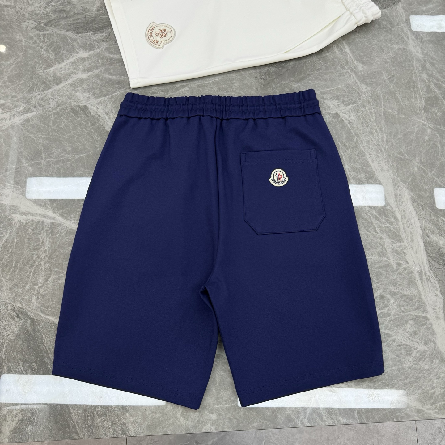 承袭阿尔卑斯奢雅格调，Moncler蒙口夏季锦棉休闲短裤重磅上新🆕甄选高定锦棉混纺面料，触感细腻软糯，自