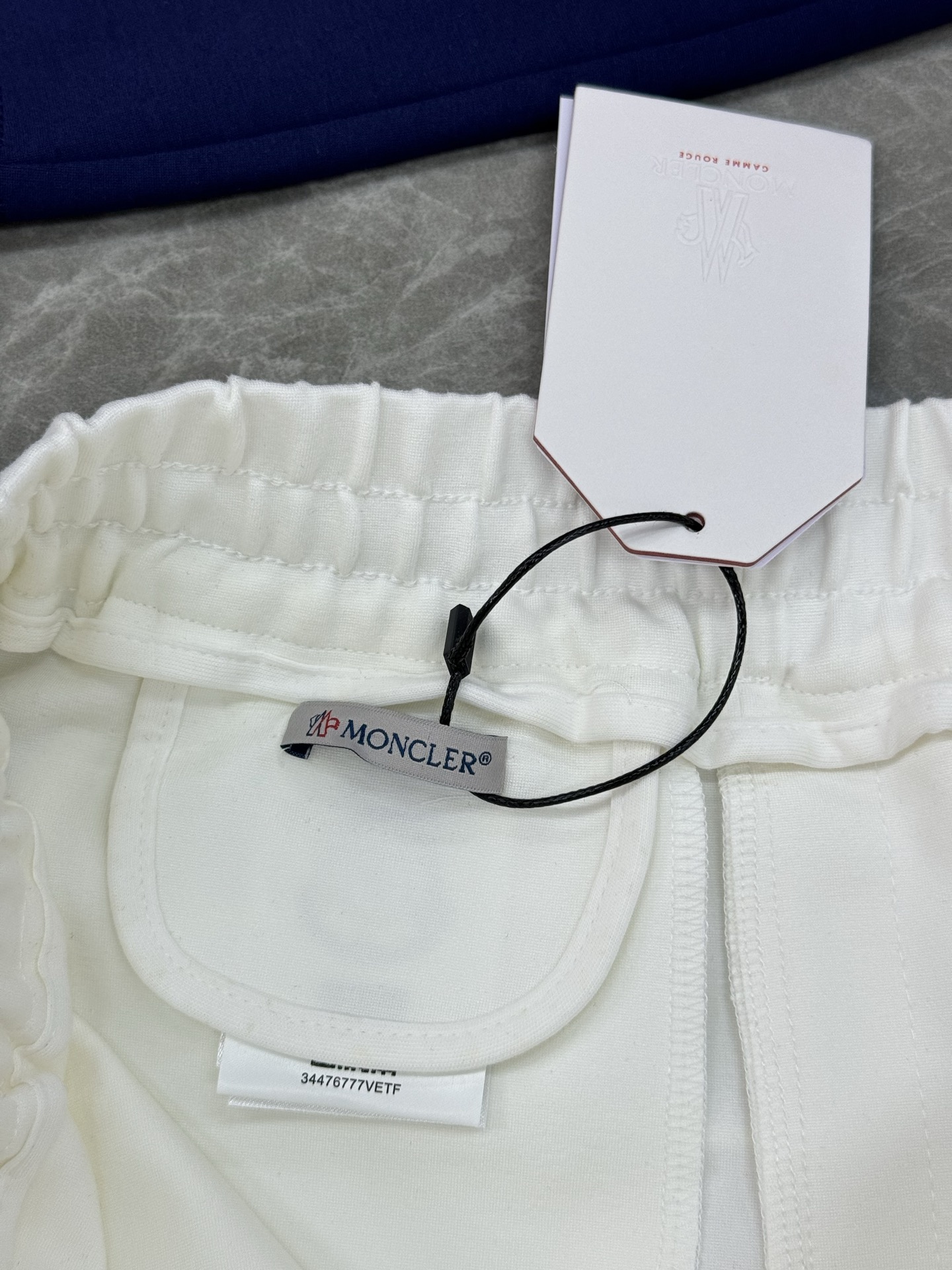 承袭阿尔卑斯奢雅格调，Moncler蒙口夏季锦棉休闲短裤重磅上新🆕甄选高定锦棉混纺面料，触感细腻软糯，自