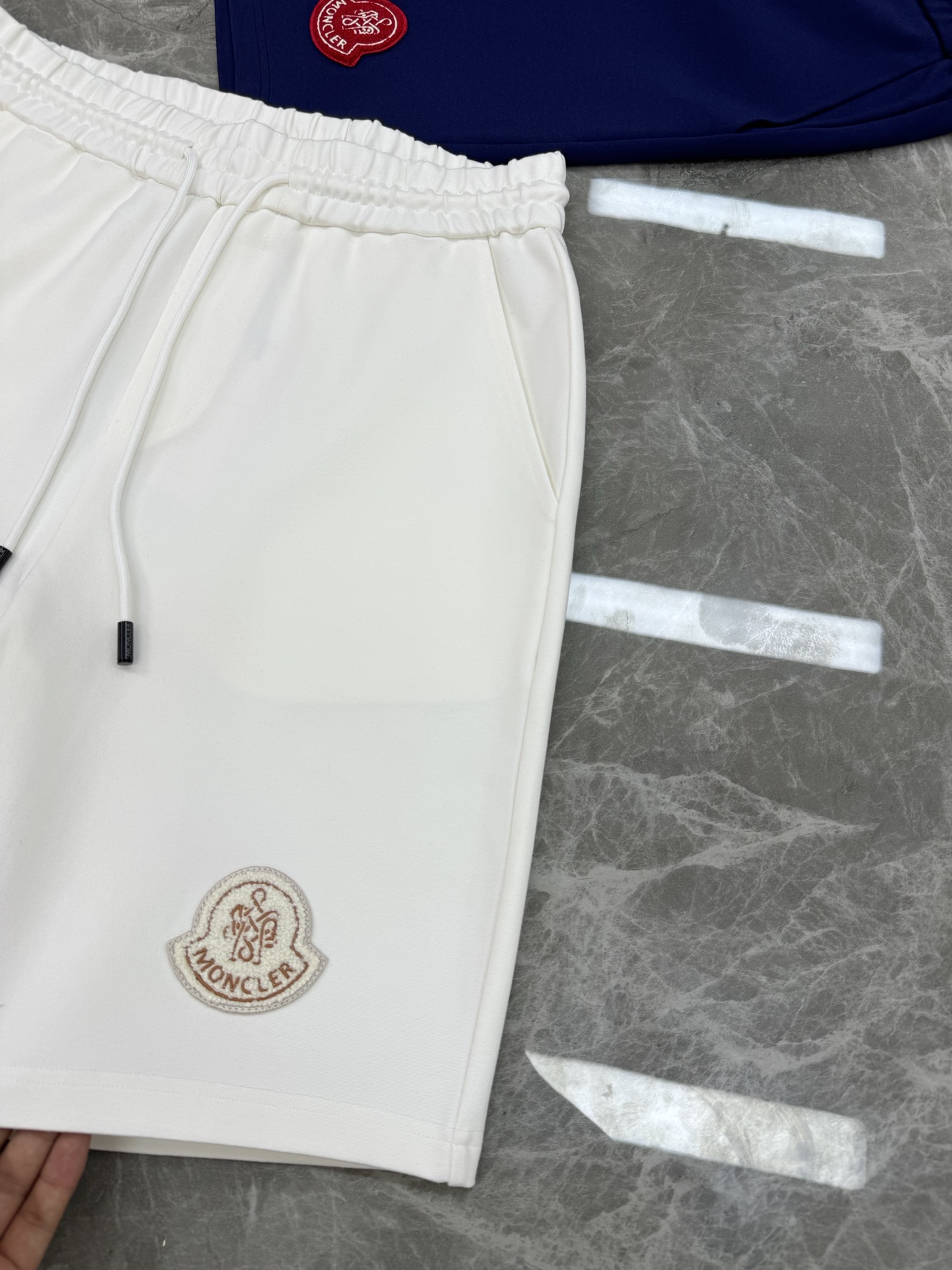 承袭阿尔卑斯奢雅格调，Moncler蒙口夏季锦棉休闲短裤重磅上新🆕甄选高定锦棉混纺面料，触感细腻软糯，自