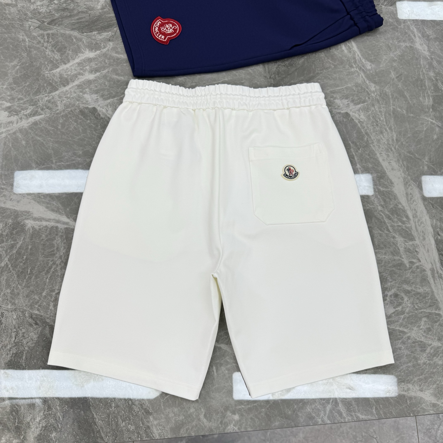 承袭阿尔卑斯奢雅格调，Moncler蒙口夏季锦棉休闲短裤重磅上新🆕甄选高定锦棉混纺面料，触感细腻软糯，自