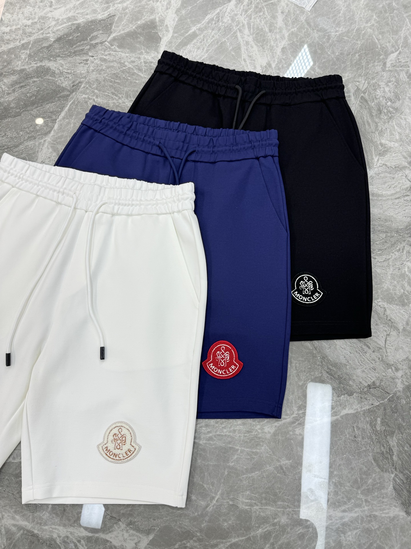 承袭阿尔卑斯奢雅格调，Moncler蒙口夏季锦棉休闲短裤重磅上新🆕甄选高定锦棉混纺面料，触感细腻软糯，自