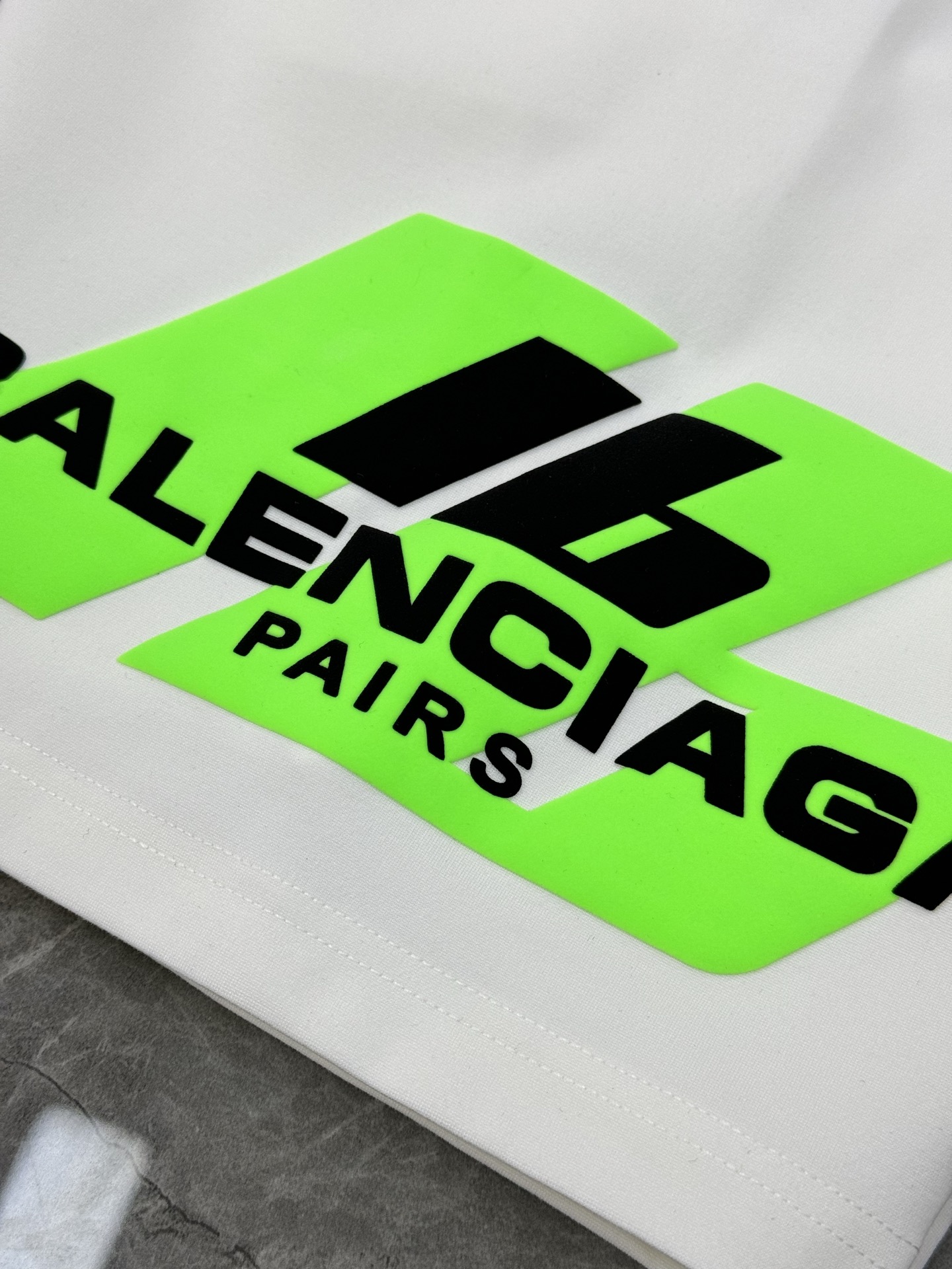 解构先锋美学，解锁夏日潮酷新风向Balenciaga荧光撞色字母锦棉五分短裤重磅上新.甄选高克重锦棉面料
