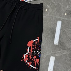 融合阿尔卑斯轻奢基因与街头艺术感.Moncler蒙口泼墨艺术锦棉短裤重磅上新甄选高支锦棉混纺面料,触感软 融合阿尔卑斯轻奢基因与街头艺术感.Moncler蒙口泼墨艺术锦棉短裤重磅上新甄选高支锦棉混纺面料,触感软
