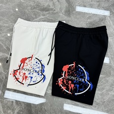融合阿尔卑斯轻奢基因与街头艺术感.Moncler蒙口泼墨艺术锦棉短裤重磅上新甄选高支锦棉混纺面料,触感软 融合阿尔卑斯轻奢基因与街头艺术感.Moncler蒙口泼墨艺术锦棉短裤重磅上新甄选高支锦棉混纺面料,触感软