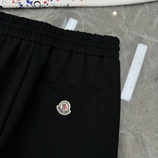 融合阿尔卑斯轻奢基因与街头艺术感.Moncler蒙口泼墨艺术锦棉短裤重磅上新甄选高支锦棉混纺面料,触感软 融合阿尔卑斯轻奢基因与街头艺术感.Moncler蒙口泼墨艺术锦棉短裤重磅上新甄选高支锦棉混纺面料,触感软