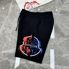 融合阿尔卑斯轻奢基因与街头艺术感.Moncler蒙口泼墨艺术锦棉短裤重磅上新甄选高支锦棉混纺面料,触感软 融合阿尔卑斯轻奢基因与街头艺术感.Moncler蒙口泼墨艺术锦棉短裤重磅上新甄选高支锦棉混纺面料,触感软