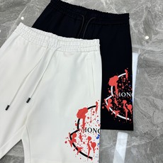 融合阿尔卑斯轻奢基因与街头艺术感.Moncler蒙口泼墨艺术锦棉短裤重磅上新甄选高支锦棉混纺面料,触感软 融合阿尔卑斯轻奢基因与街头艺术感.Moncler蒙口泼墨艺术锦棉短裤重磅上新甄选高支锦棉混纺面料,触感软