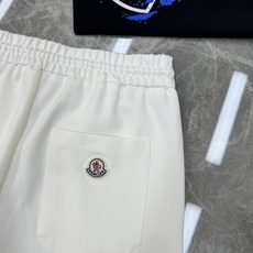 融合阿尔卑斯轻奢基因与街头艺术感.Moncler蒙口泼墨艺术锦棉短裤重磅上新甄选高支锦棉混纺面料,触感软 融合阿尔卑斯轻奢基因与街头艺术感.Moncler蒙口泼墨艺术锦棉短裤重磅上新甄选高支锦棉混纺面料,触感软