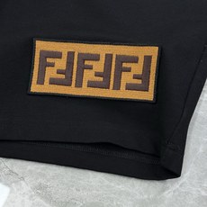 承袭意式复古奢雅格调,FENDI芬迪经典双F标识锦棉休闲短裤重磅上新🆕甄选高支高密锦棉面料,触感软糯细腻 承袭意式复古奢雅格调,FENDI芬迪经典双F标识锦棉休闲短裤重磅上新🆕甄选高支高密锦棉面料,触感软糯细腻