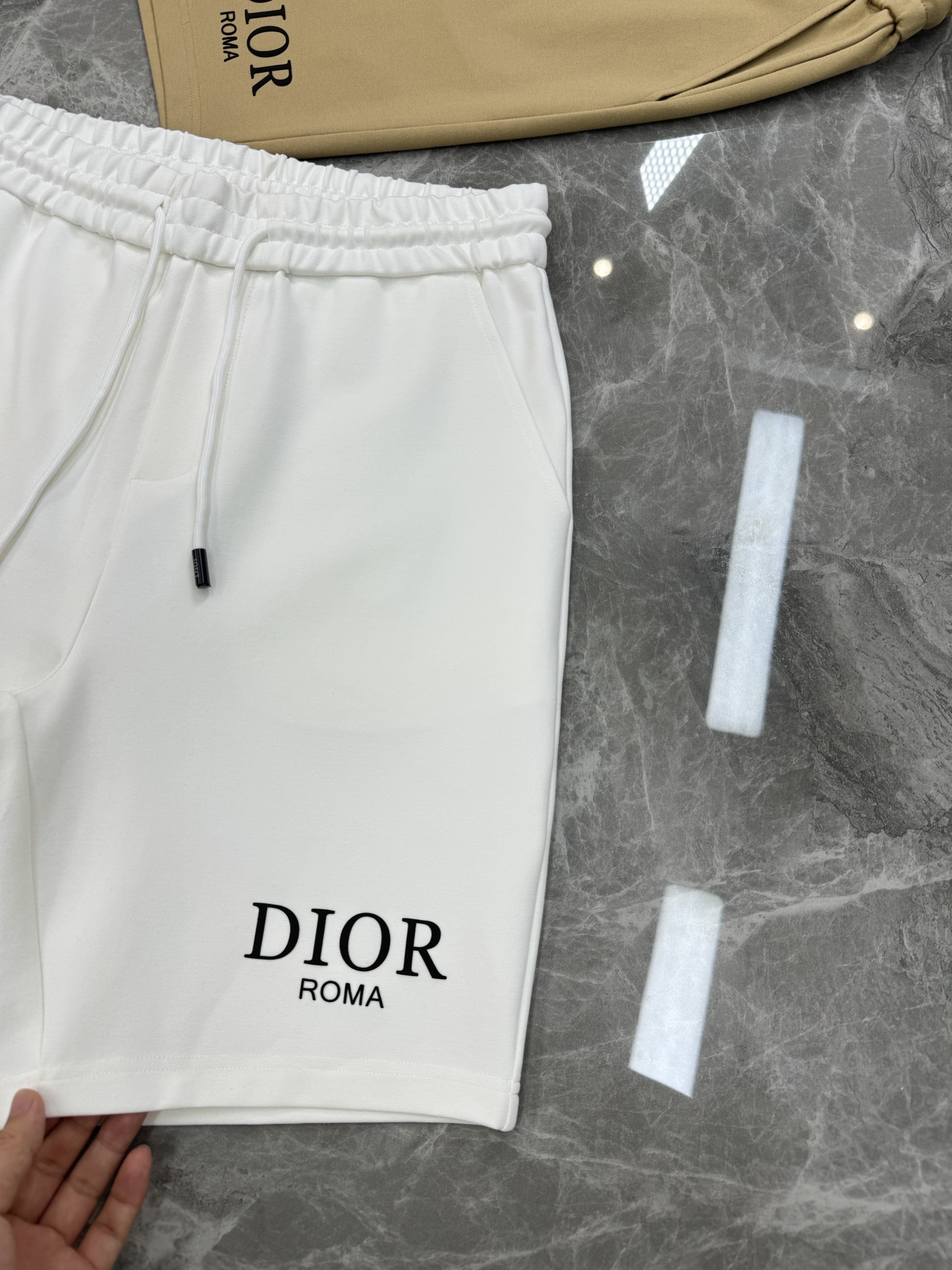 Dior迪奥新款潮牌五分短裤🩳经典品牌字母基础款烫画设计.定制高端锦棉面料.面料品质高级舒适.质感绝对的 Dior迪奥新款潮牌五分短裤🩳经典品牌字母基础款烫画设计.定制高端锦棉面料.面料品质高级舒适.质感绝对的