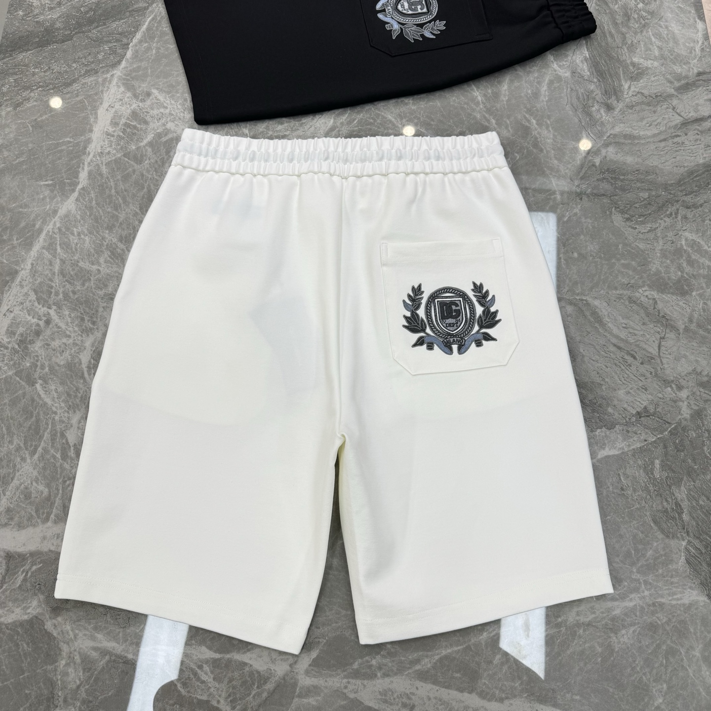 D&G杜嘉班纳春夏新款五分短裤🩳口袋原版五金皮标搭配.后口袋尊贵皇室花型绣花设计.着身廓形独一无二，重工