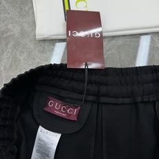 Gucci夏季新款潮牌五分短裤🩳视觉感受超前!悬垂感强!手感质感都极完美!新款LOGO的经典设计完美的丰富大家的视觉感! Gucci夏季新款潮牌五分短裤🩳视觉感受超前!悬垂感强!手感质感都极完美!新款LOGO的经典设计完美的丰富大家的视觉感!