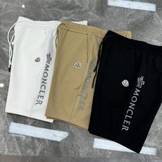 Moncler蒙口新款五分短裤🩳口袋下方经典原版小帽子标识.侧身品牌字母图形印花视觉冲击力时尚感强!采用 Moncler蒙口新款五分短裤🩳口袋下方经典原版小帽子标识.侧身品牌字母图形印花视觉冲击力时尚感强!采用