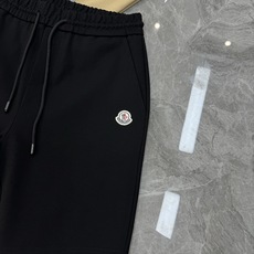 Moncler蒙口新款五分短裤🩳口袋下方经典原版小帽子标识.侧身品牌字母图形印花视觉冲击力时尚感强!采用 Moncler蒙口新款五分短裤🩳口袋下方经典原版小帽子标识.侧身品牌字母图形印花视觉冲击力时尚感强!采用