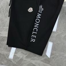 Moncler蒙口新款五分短裤🩳口袋下方经典原版小帽子标识.侧身品牌字母图形印花视觉冲击力时尚感强!采用 Moncler蒙口新款五分短裤🩳口袋下方经典原版小帽子标识.侧身品牌字母图形印花视觉冲击力时尚感强!采用